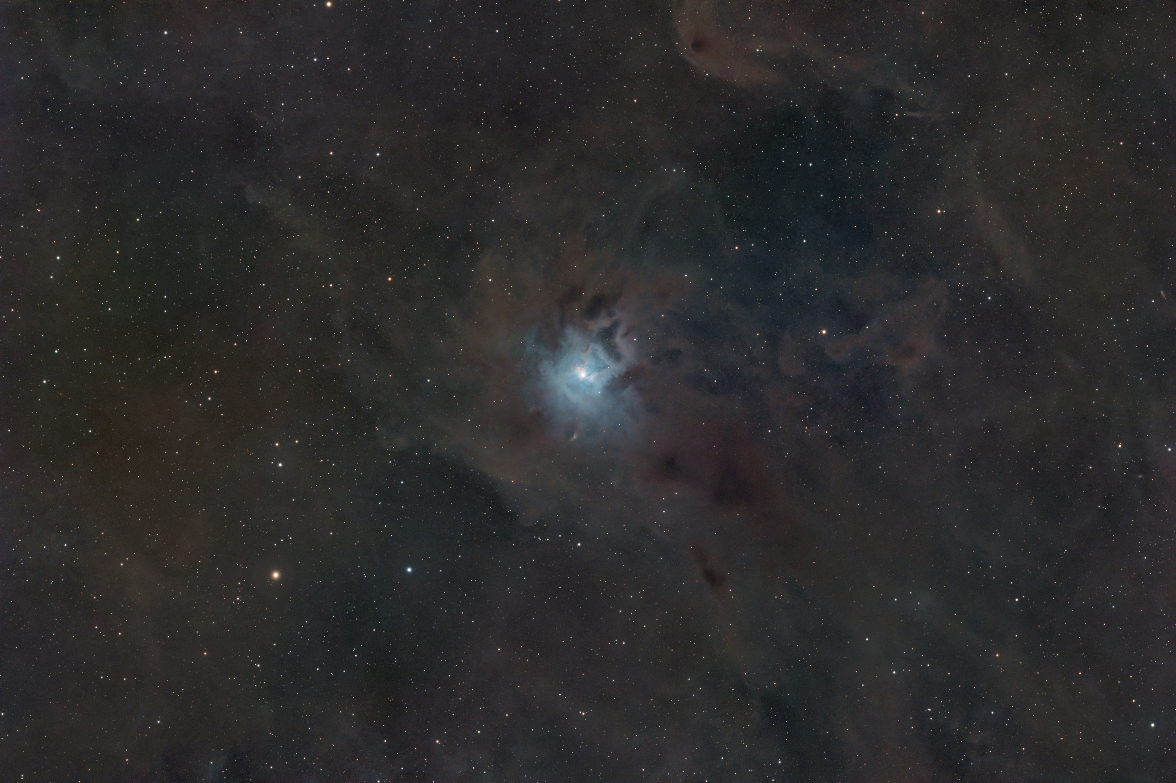 NGC 7023 – Iris Nebula: oltre 18 ore tra le polveri cosmiche